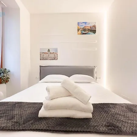 Apartment Piazza Della Borsa 3b Tirabora Short Rent Trieste