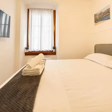 Apartment Piazza Della Borsa 3b Tirabora Short Rent Trieste